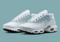 Кроссовки Nike W AIR MAX PLUS DZ3670-100 в Москве  в Москве 